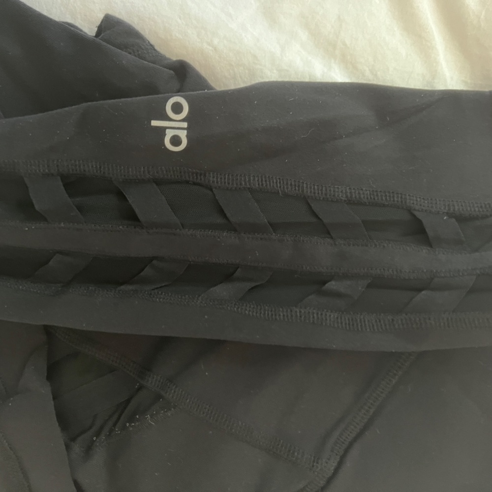 Alo – Chevron High Waist Capri Leggings - Picture 3 of 4